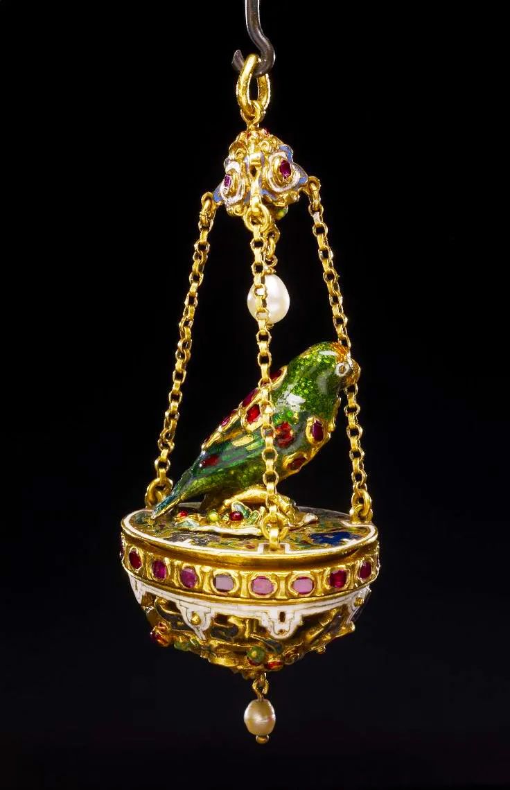 珍珠当牙签，红宝石镶圣经，还是Gucci和香奈儿的灵感缪斯