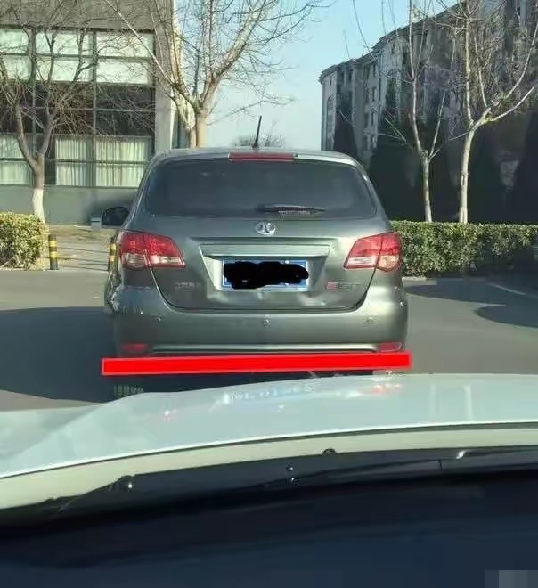 开车不知道车身怎么判断距离,开车看不到车头怎么判断行人距离