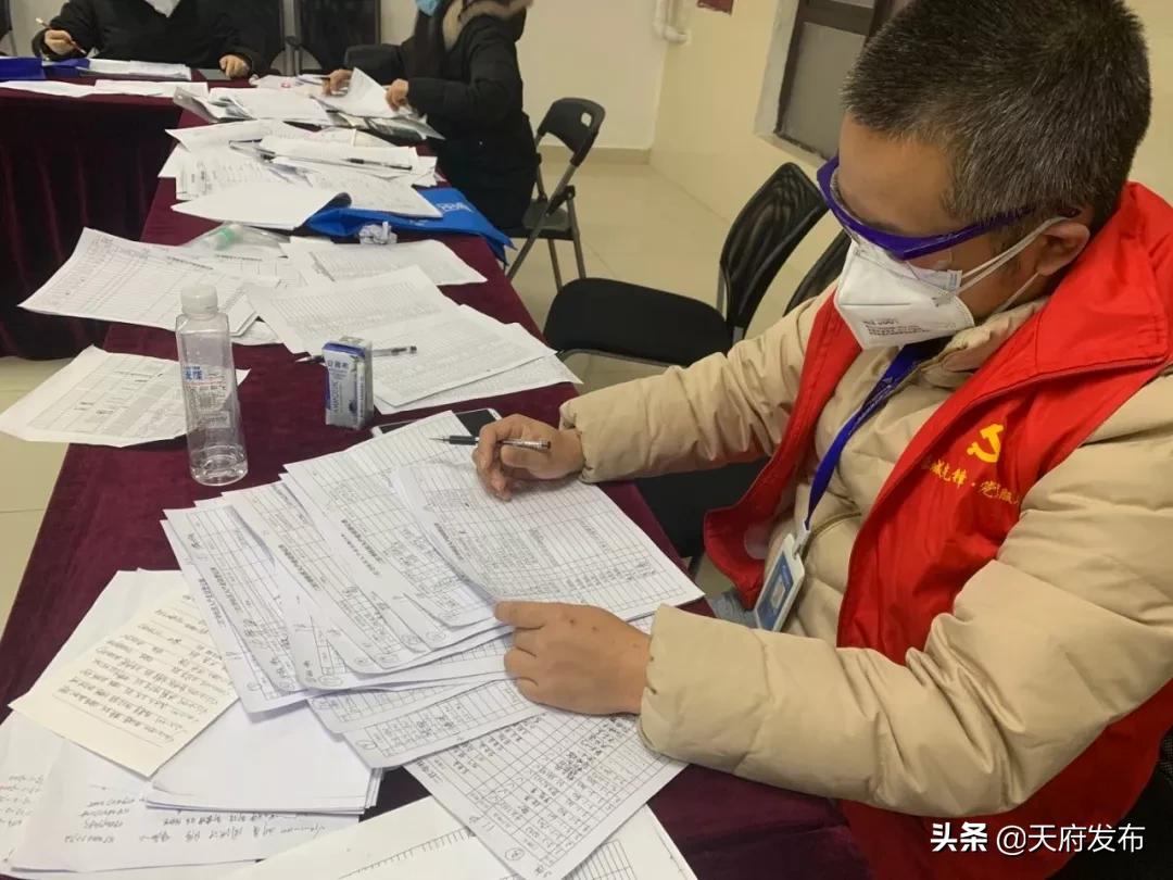 *党**旗飘扬|手肿了，嗓子哑了，手机号被封了……都是为了排查