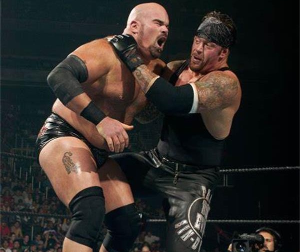 送葬者淘汰巨石强森和大秀哥,送葬者凯恩巨石强森大秀哥联手