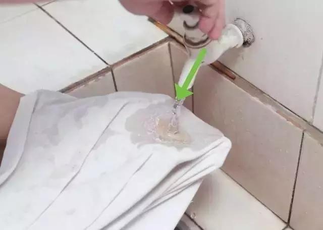 白衣服不小心染上了污渍怎么办,白衣服弄脏了怎么洗才能洗干净
