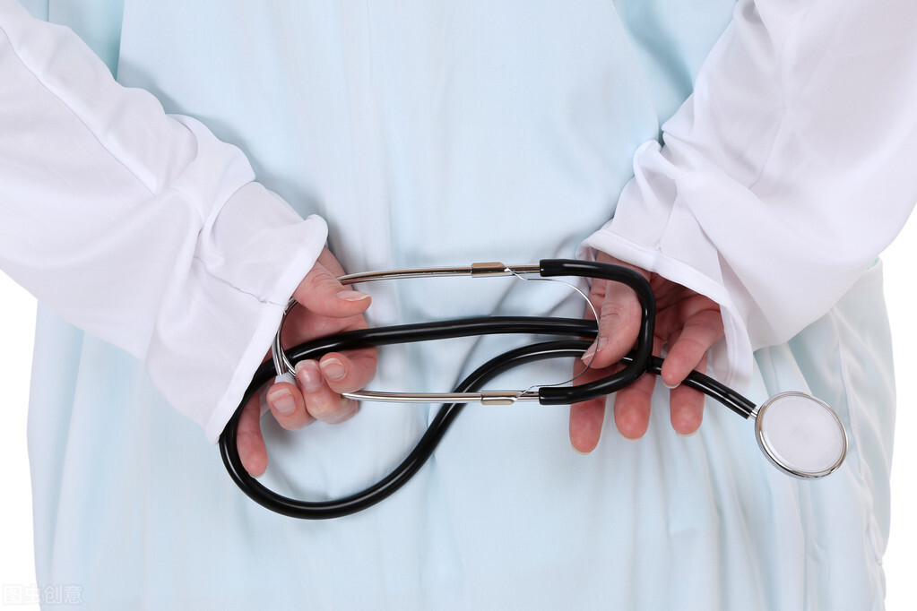 鸡胸保守治疗好还是手术好,鸡胸的干预与治疗