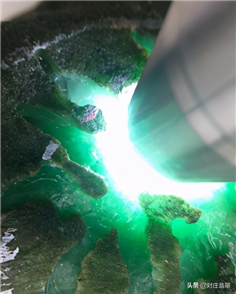 开窗的翡翠原石怎么辨别,翡翠原石开窗料鉴别