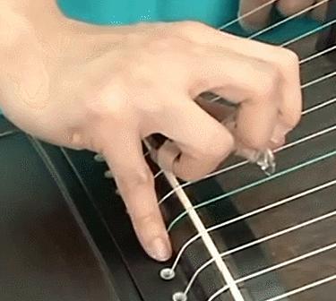 古筝基础入门必学摇指的弹奏方式,古筝摇指时的手背是平的还是斜的