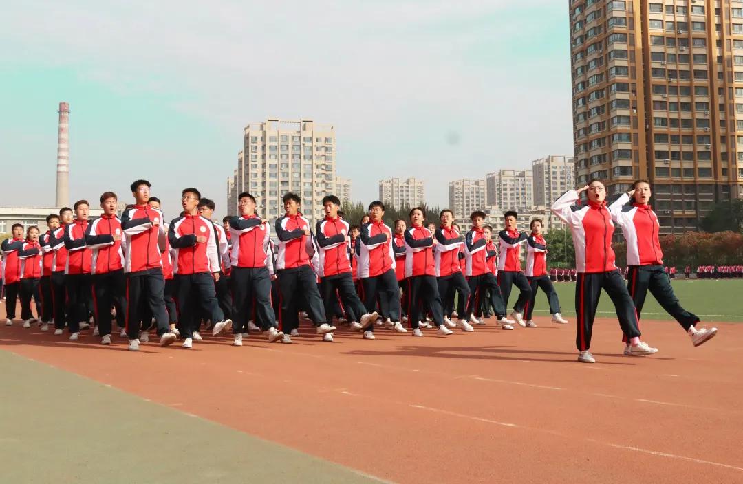 今天起，我们都是“辽传人”！辽传新生军训汇报表演暨开学典礼