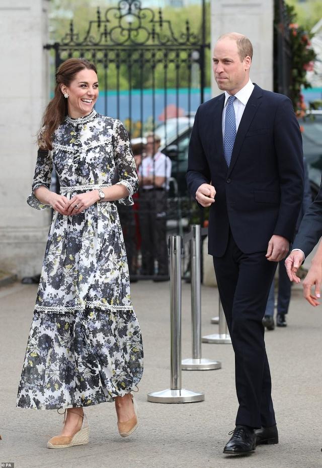 凯特王妃最新照穿裙子,凯特王妃碎花裙出席活动贵族气质