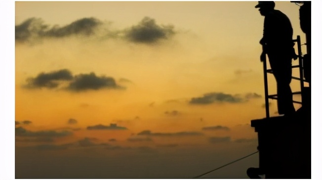 货船失控连撞两桥后沉没,船舶搁浅船长砸驾驶台后续