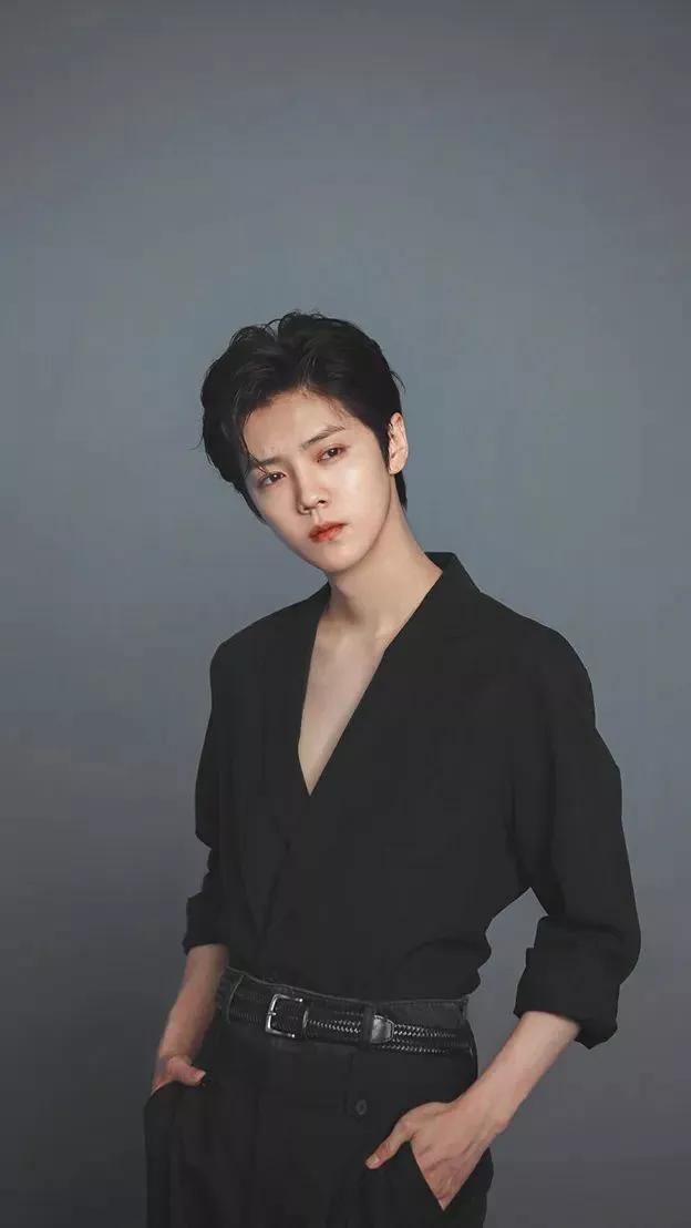 鹿晗壁纸‖“所有苦难与背负尽头，都是行云流水般的此世光明”