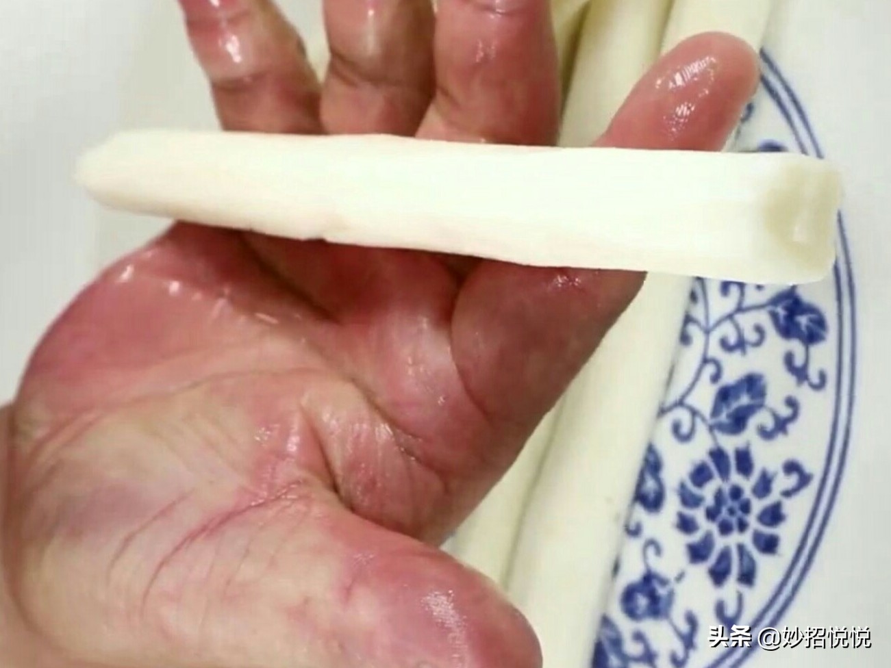 山药削皮又粘又痒怎么办?教你正确削皮妙招,不粘不发黑不痒的秘密