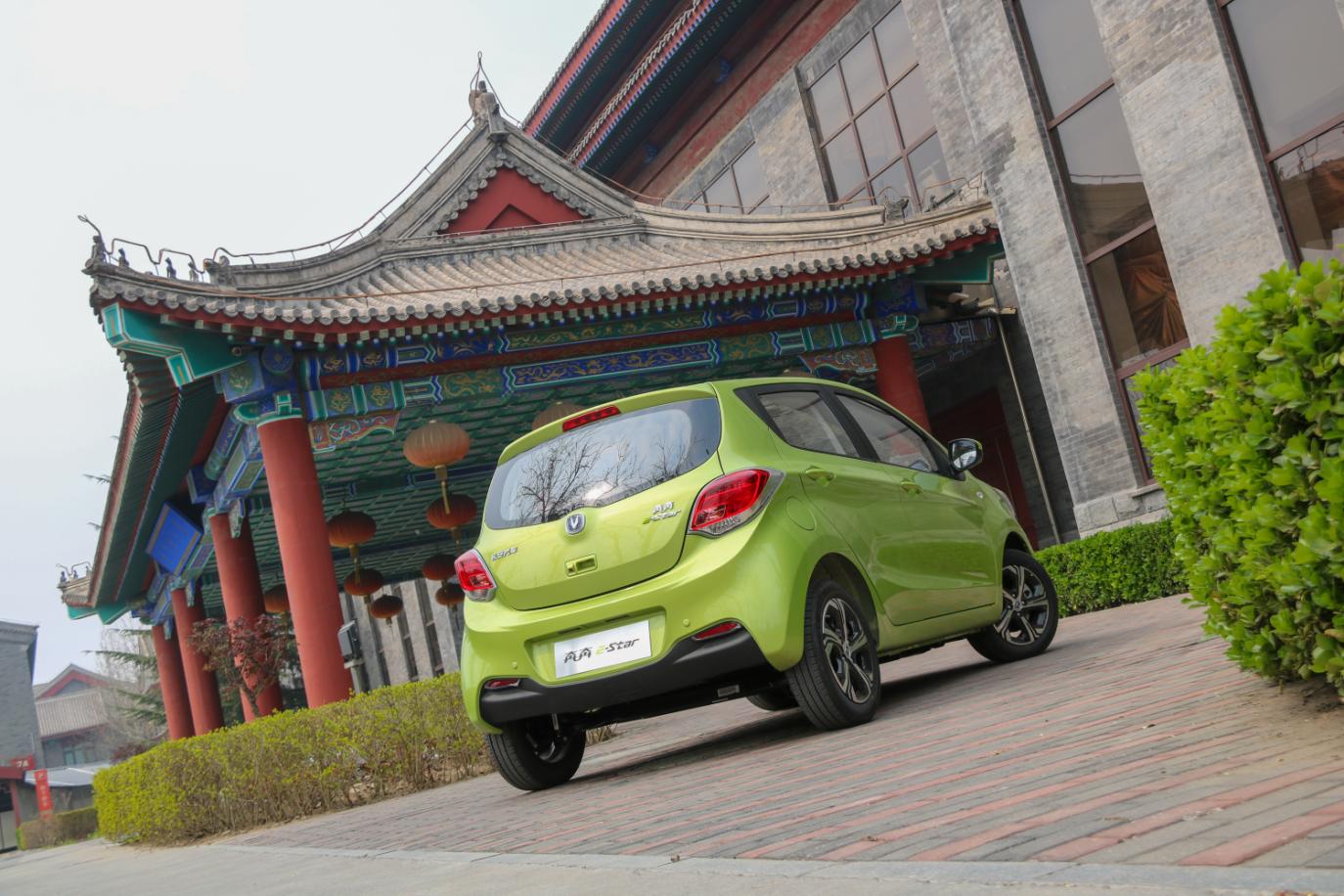 后备箱只放一只鞋,后备箱球鞋