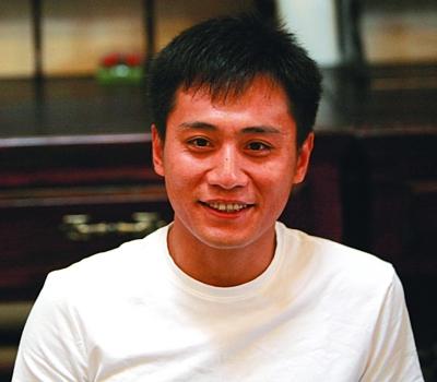 41岁“演技派”刘烨，曾3夺影帝娶小两岁娇妻，今一家四口惹人羡