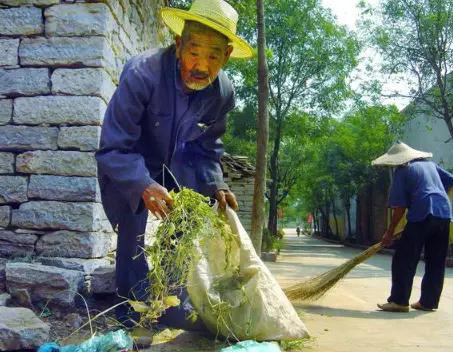 儿子看到父亲回家感动,儿子看到爸爸回来了哭了