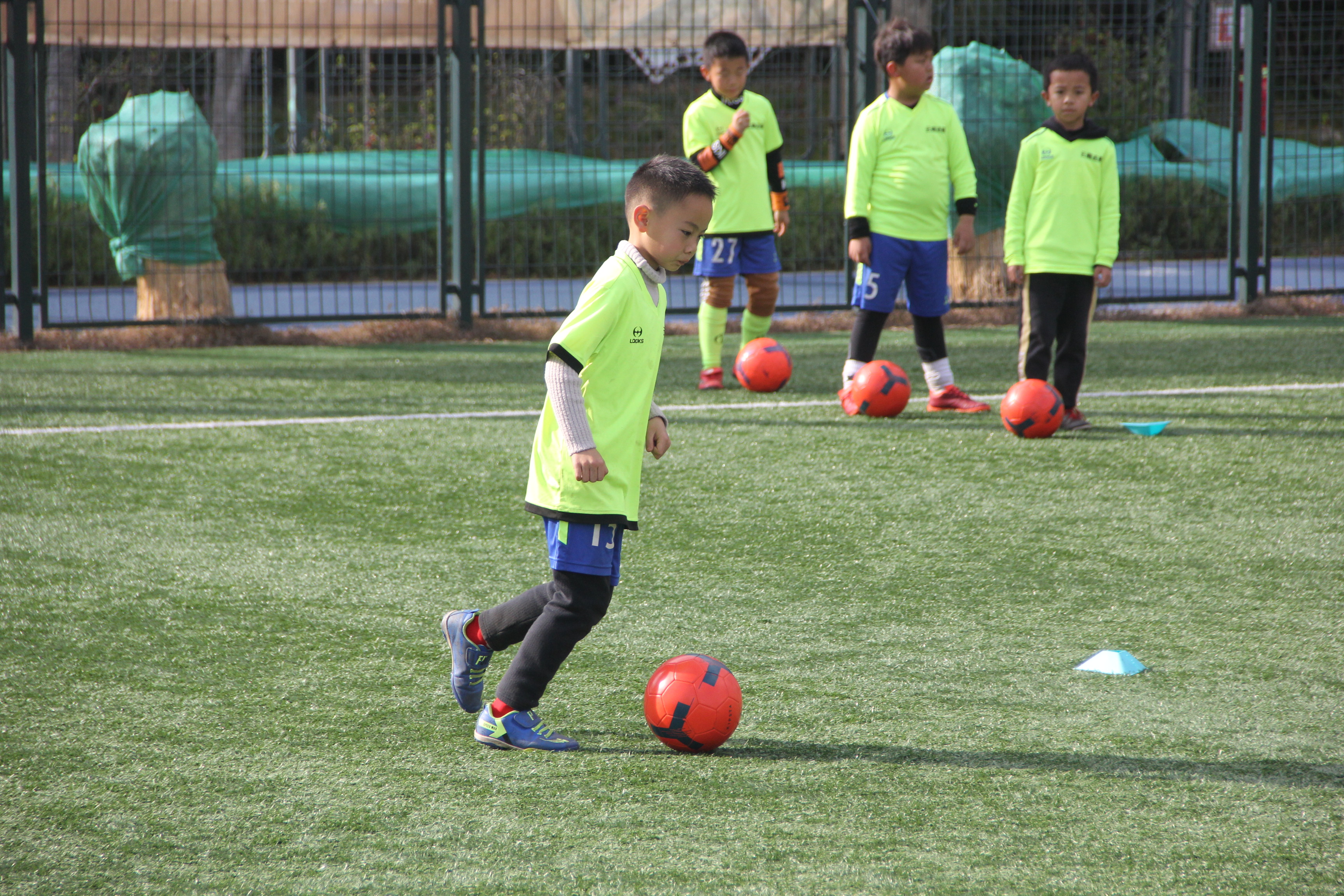 足球夏令营爱踢球的孩子尽情奔跑,2021年天津足球夏令营