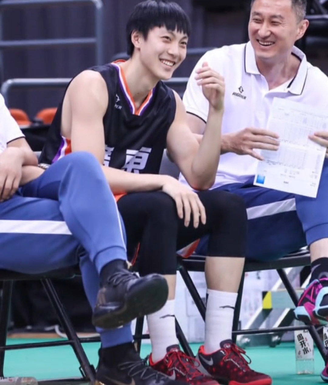 2023全明星胡明轩上脚球鞋,cba球员胡明轩上脚球鞋