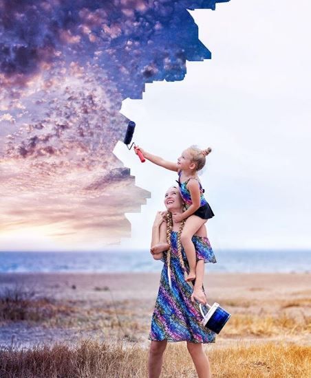 外国靓妈用纸皮、胶袋还原明星红地毡晚装！