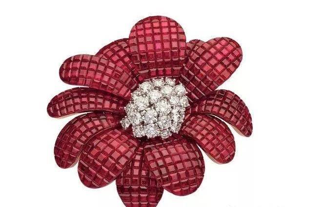 梵克雅宝的四叶草项链，刘嘉玲关晓彤刘涛20岁到50岁都爱佩戴它