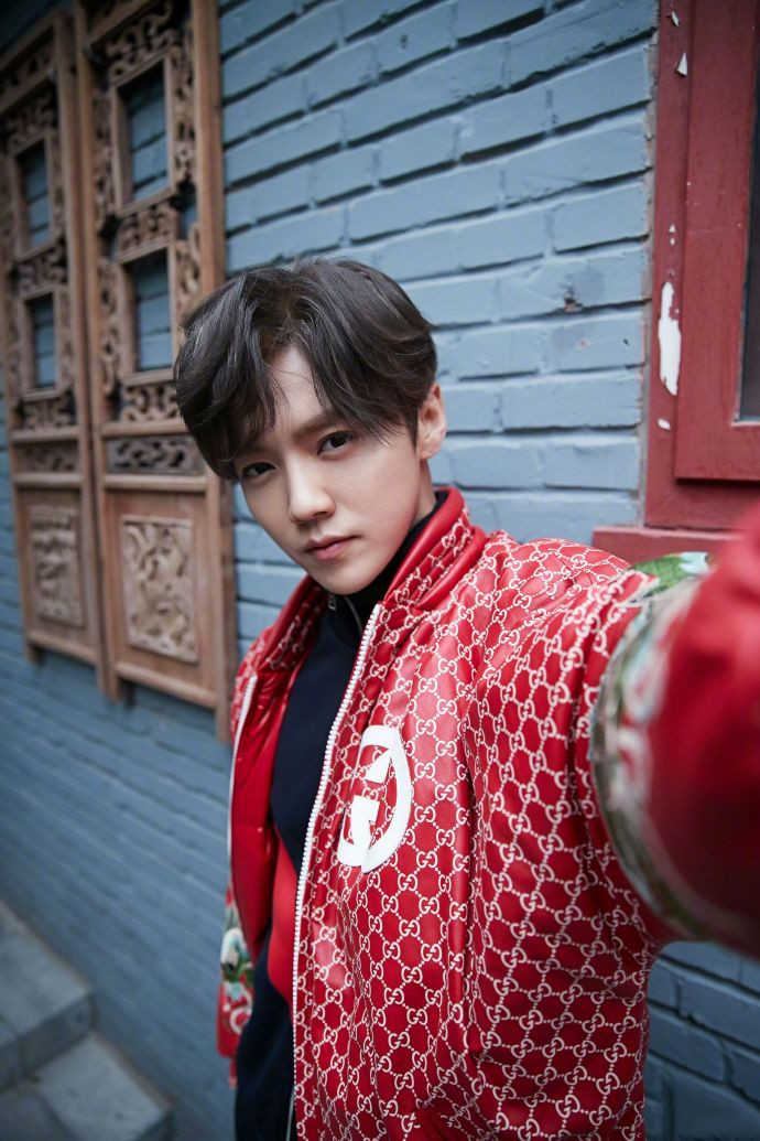 鹿晗北京踢足球,鹿晗现身胡同踢足球热搜