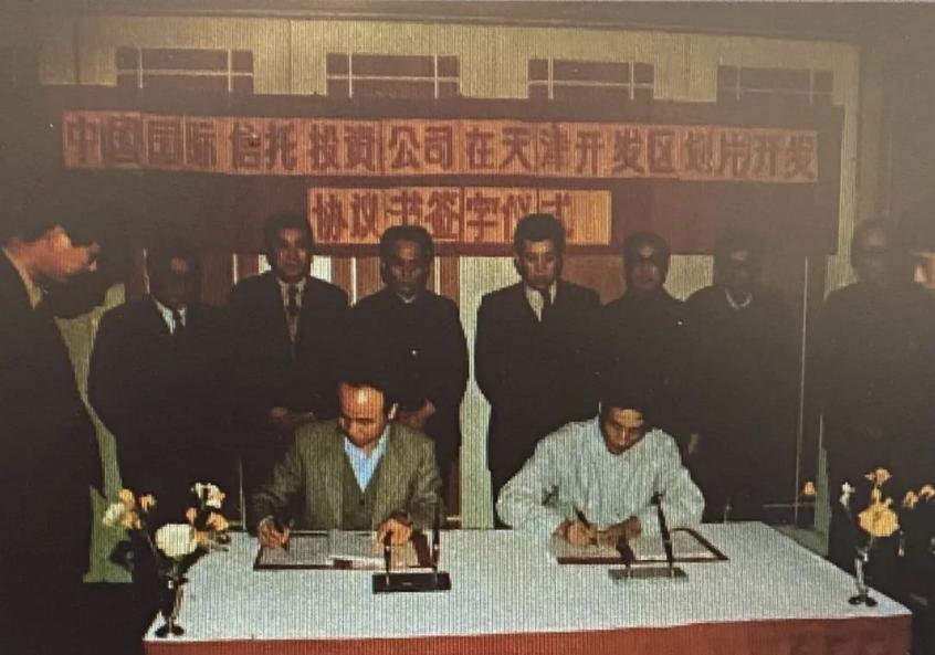 1979年改革，没钱发展怎么办？邓公请5位大佬涮羊肉，点将荣毅仁