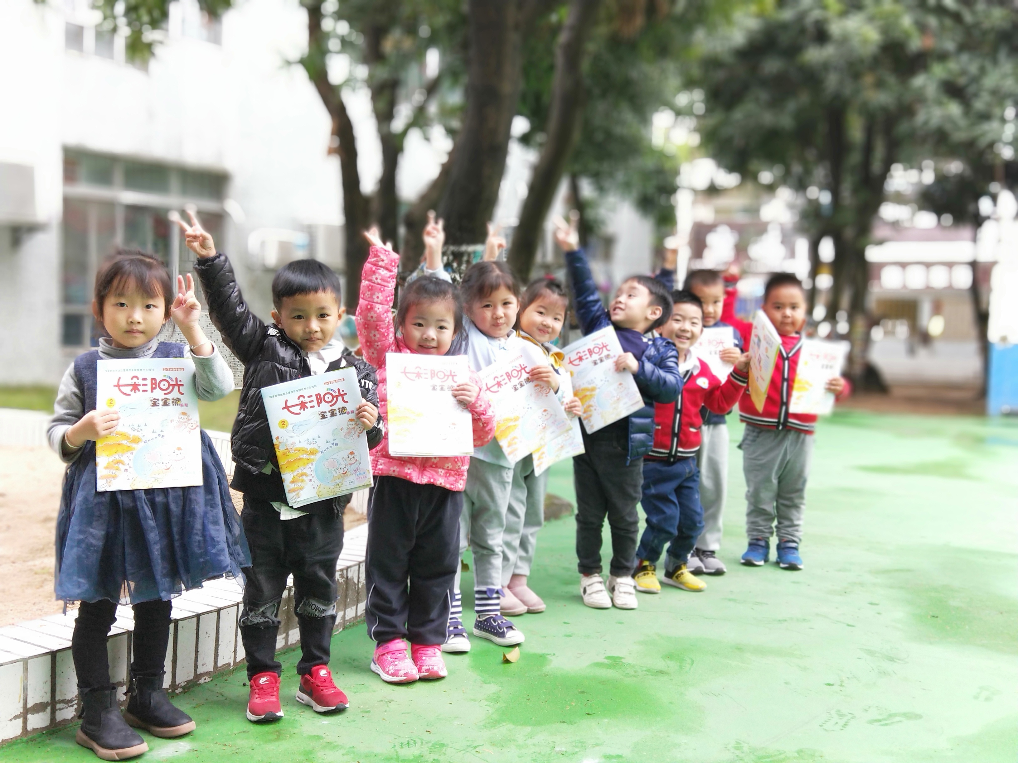 深圳侨报《七彩阳光•宝宝熊画报》正式发行，龙岗宝宝们多了一个“好伙伴”