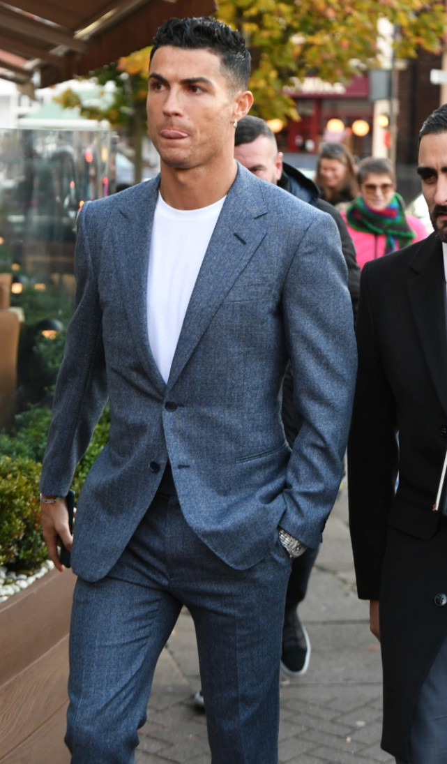 c罗穿西装曼联时期,c罗与昔日队友在曼联重逢