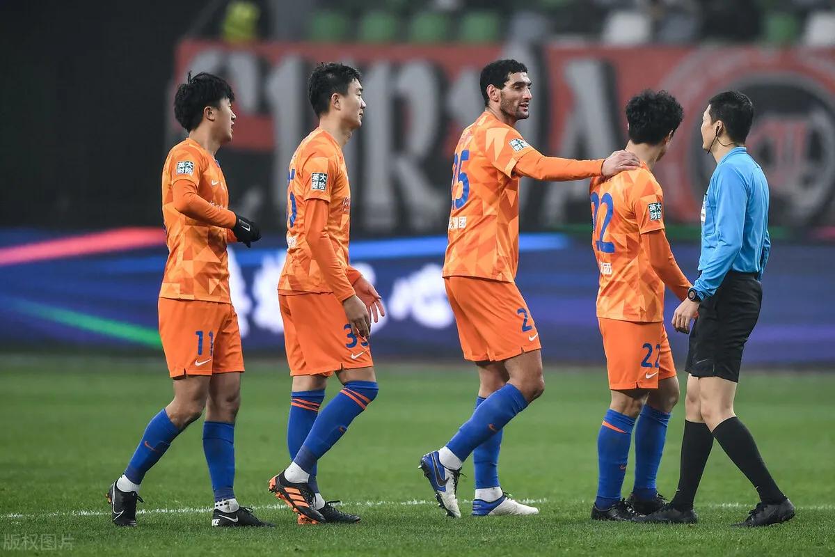 鲁能争议判罚视频回放,裁判对鲁能争议判罚集锦