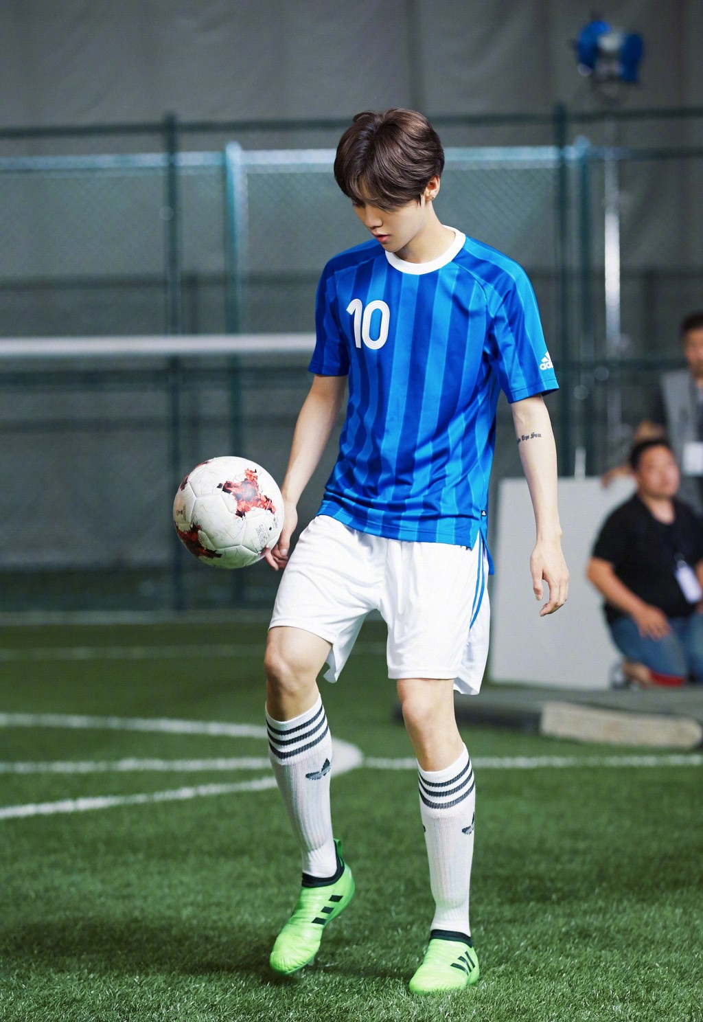 鹿晗穿黑色衣服跳舞的视频,鹿晗穿黑色短袖