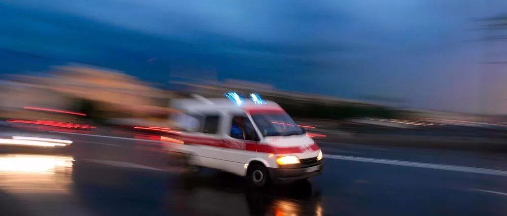 救护车让路让行,6辆车用45度让路法为救护车让行