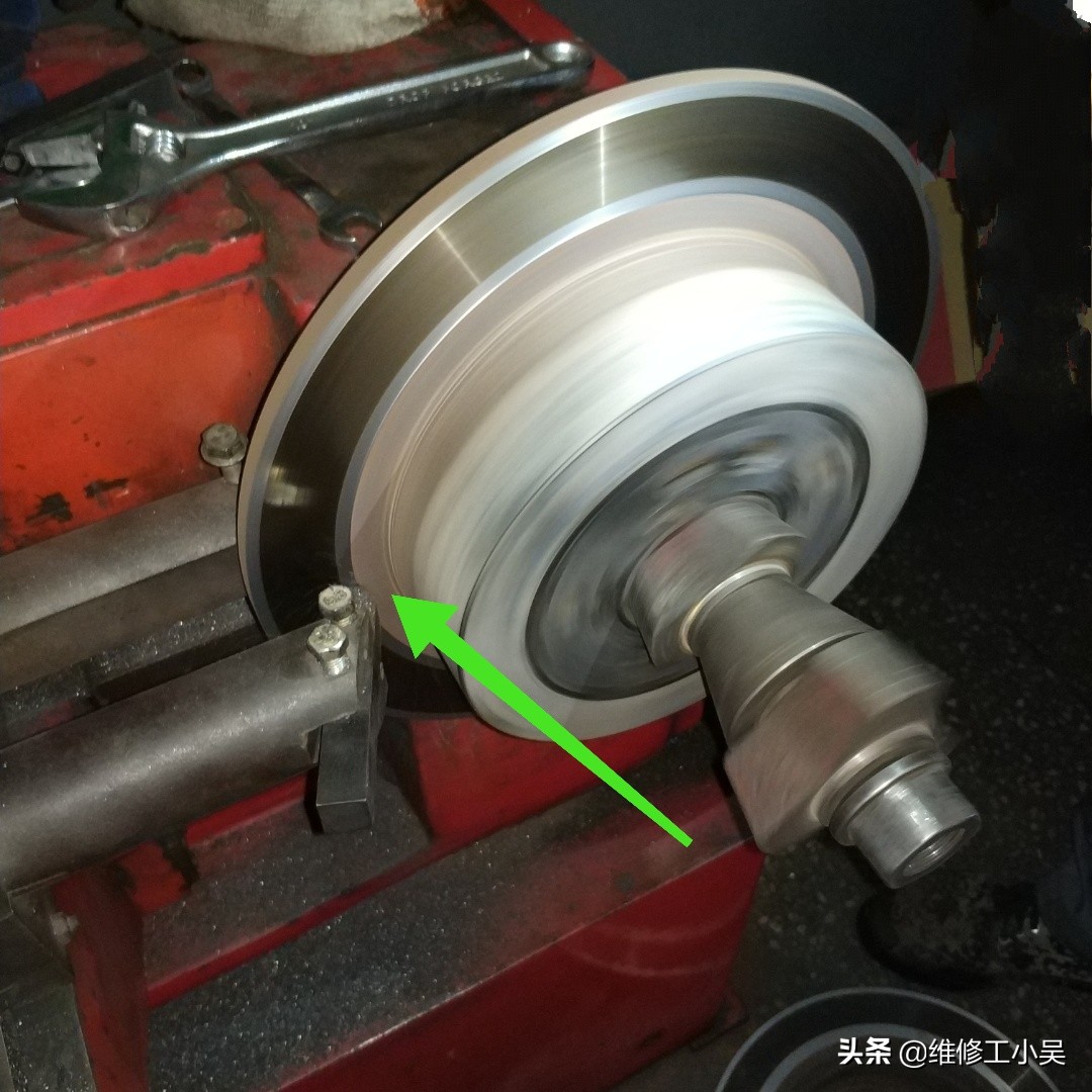 踩刹车刹车踏板咔咔响是怎么回事,新换刹车片轻踩刹车踏板咯噔响