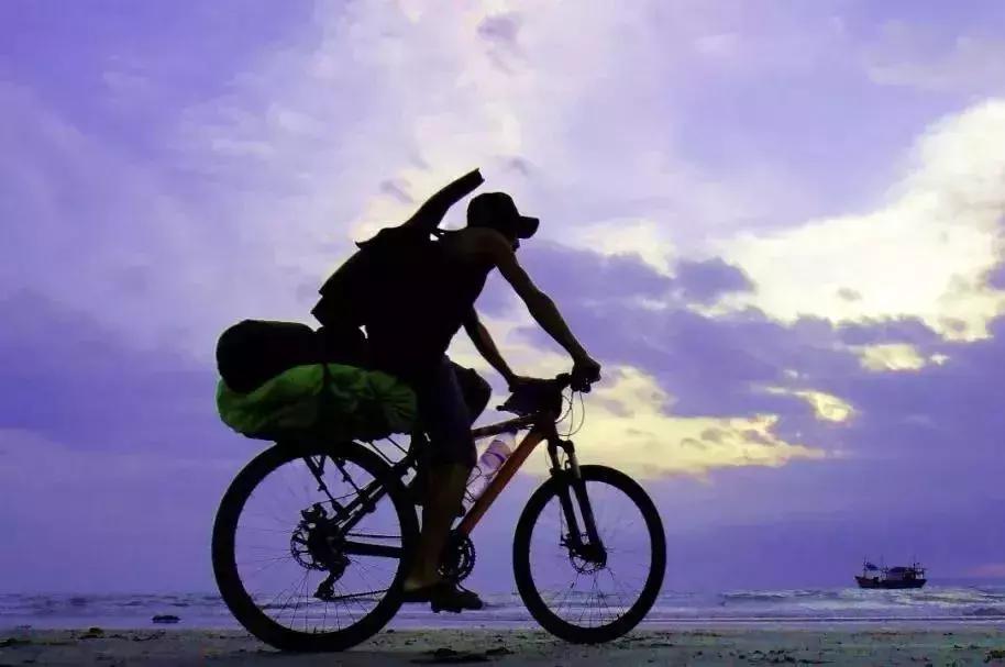 他骑行27个国家,他7年环游中国18万公里绕赤道4圈