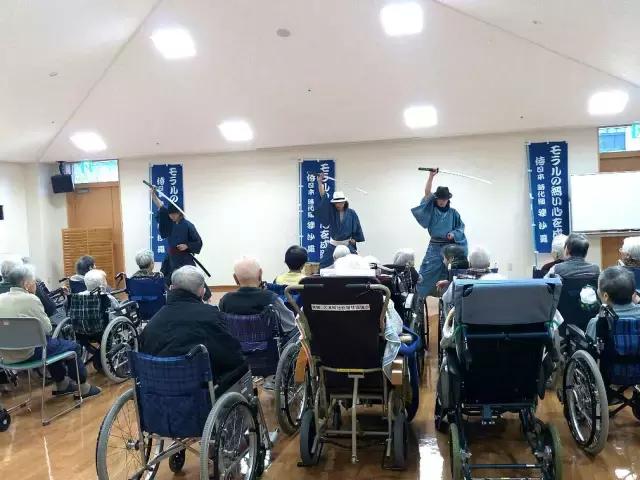 街头捡垃圾的日本武士忍者,日本街头捡垃圾武士