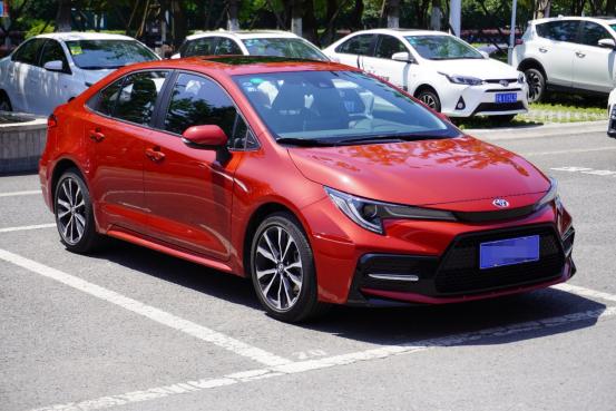 最新款丰田雷凌双擎运动版的评测,新款丰田雷凌评测