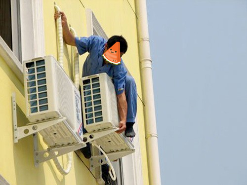 说好空调免费上门安装，为什么师傅装完还要收费300块？拿他没辙