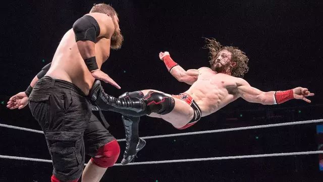 狂迷clawmoney联名夜光篮球,wwe美国职业摔角1460期raw