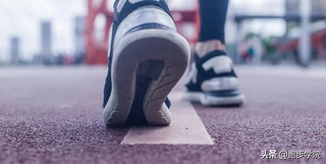 跑马的专业跑鞋,新手如何选择正确的跑鞋