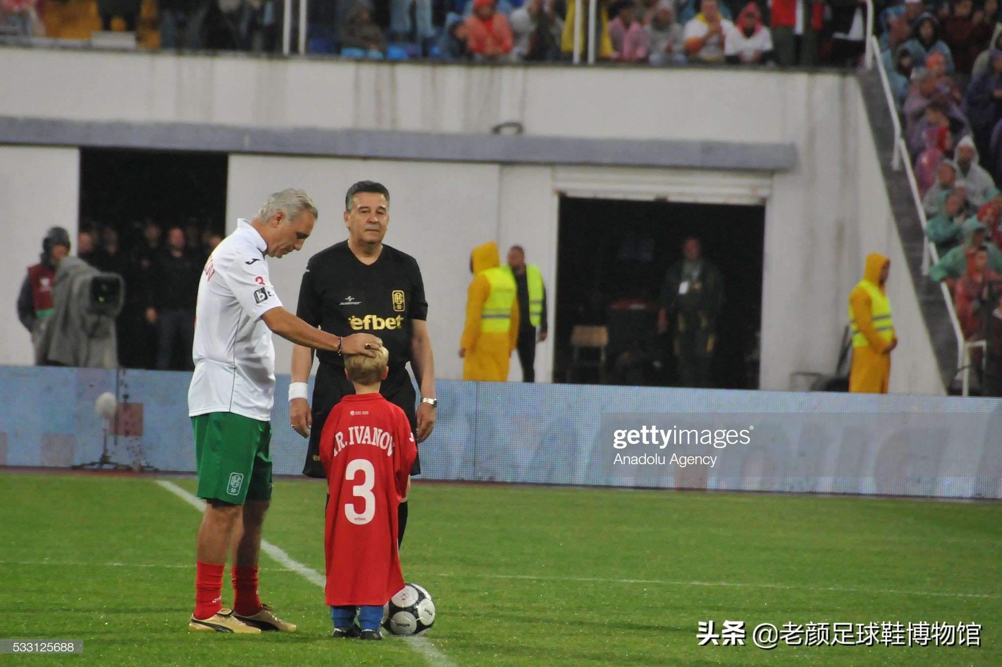 被终身禁赛的共产主义球王，最痛恨皇马的巴萨巨星曾经当过炊事员