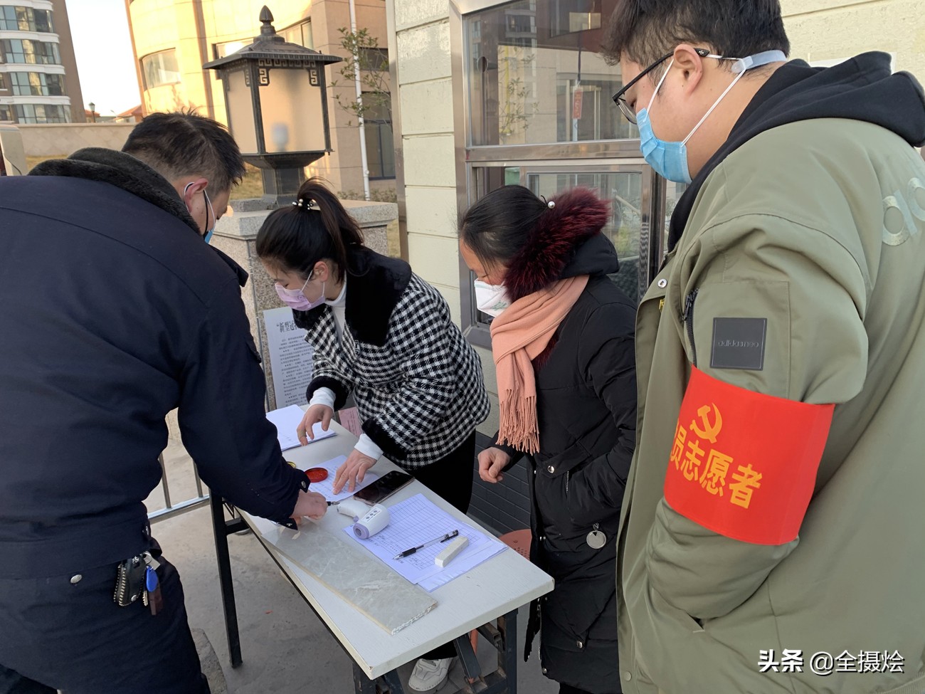 小区里来了新朋友,小区陌生人过来开门