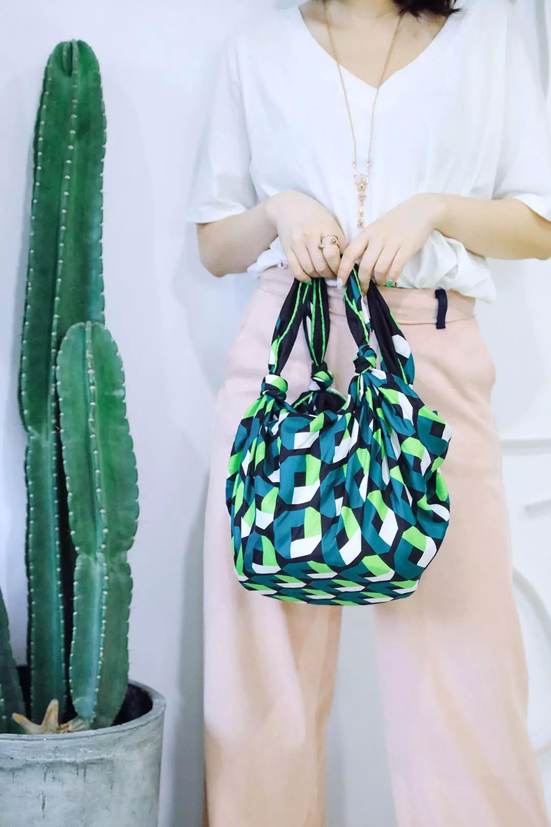 废旧纸袋如何做收纳包包,大牌纸袋斜挎包包改造教程