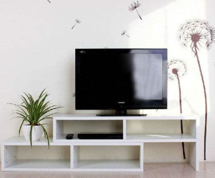 电视机挂墙上好还是放电视柜,电视机挂墙上应该注意哪些东西