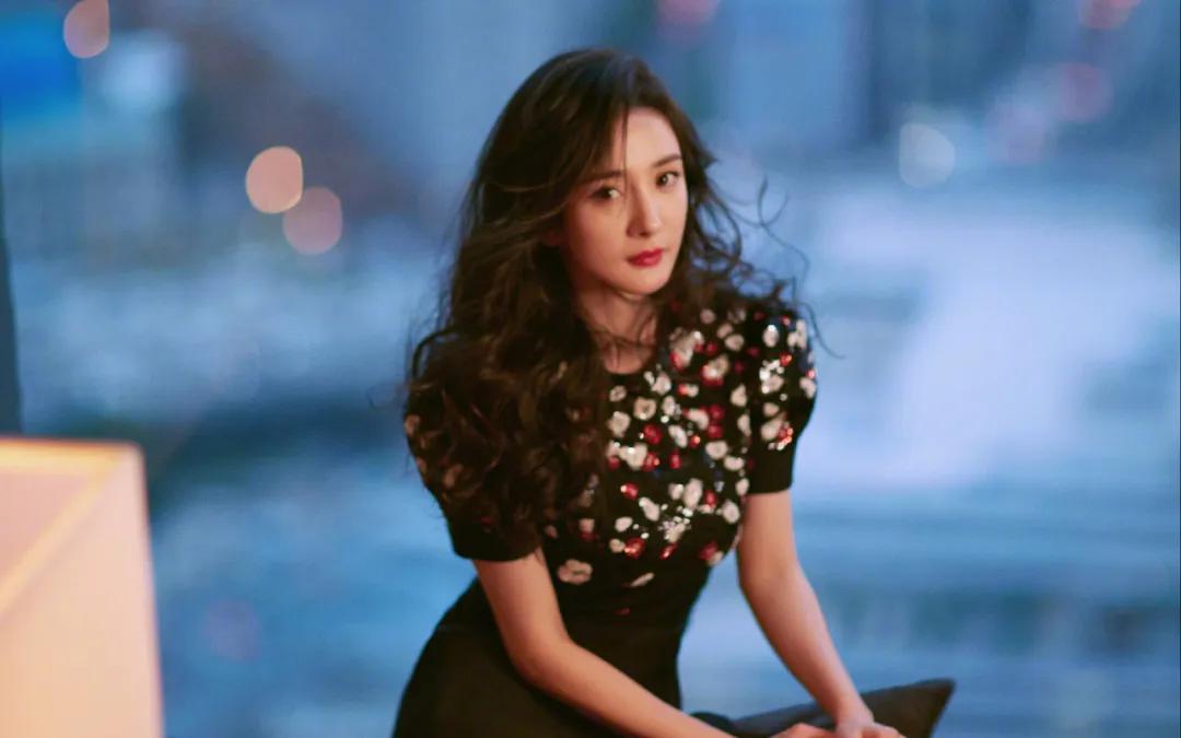 杨幂维密内衣广告黑色系男人装,杨幂维密代言内衣