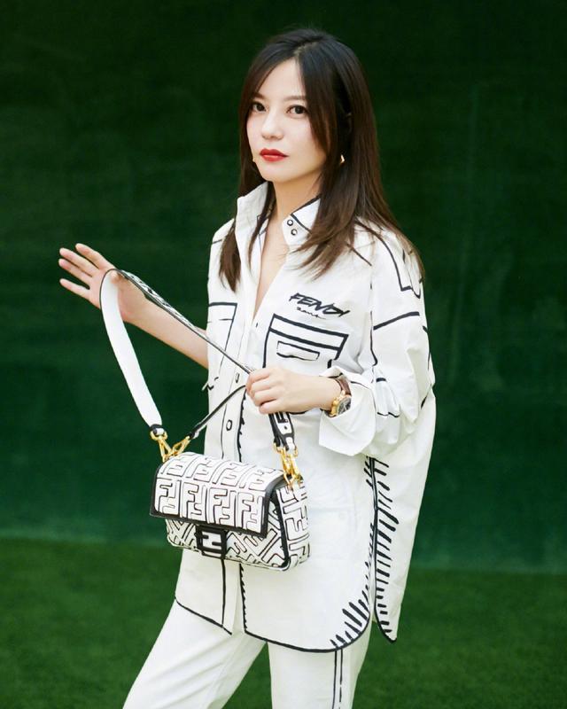 发质较硬女生好看的发型,发质软不蓬的女生适合什么发型