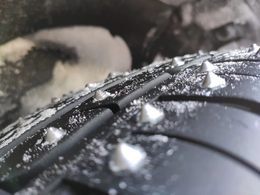 四驱车和雪地胎哪个更安全,四驱与雪地胎哪个更稳