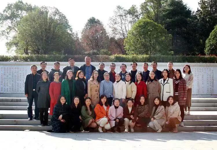 巴陵郡三湘四水英才聚，香樟园高谈阔论红烛燃