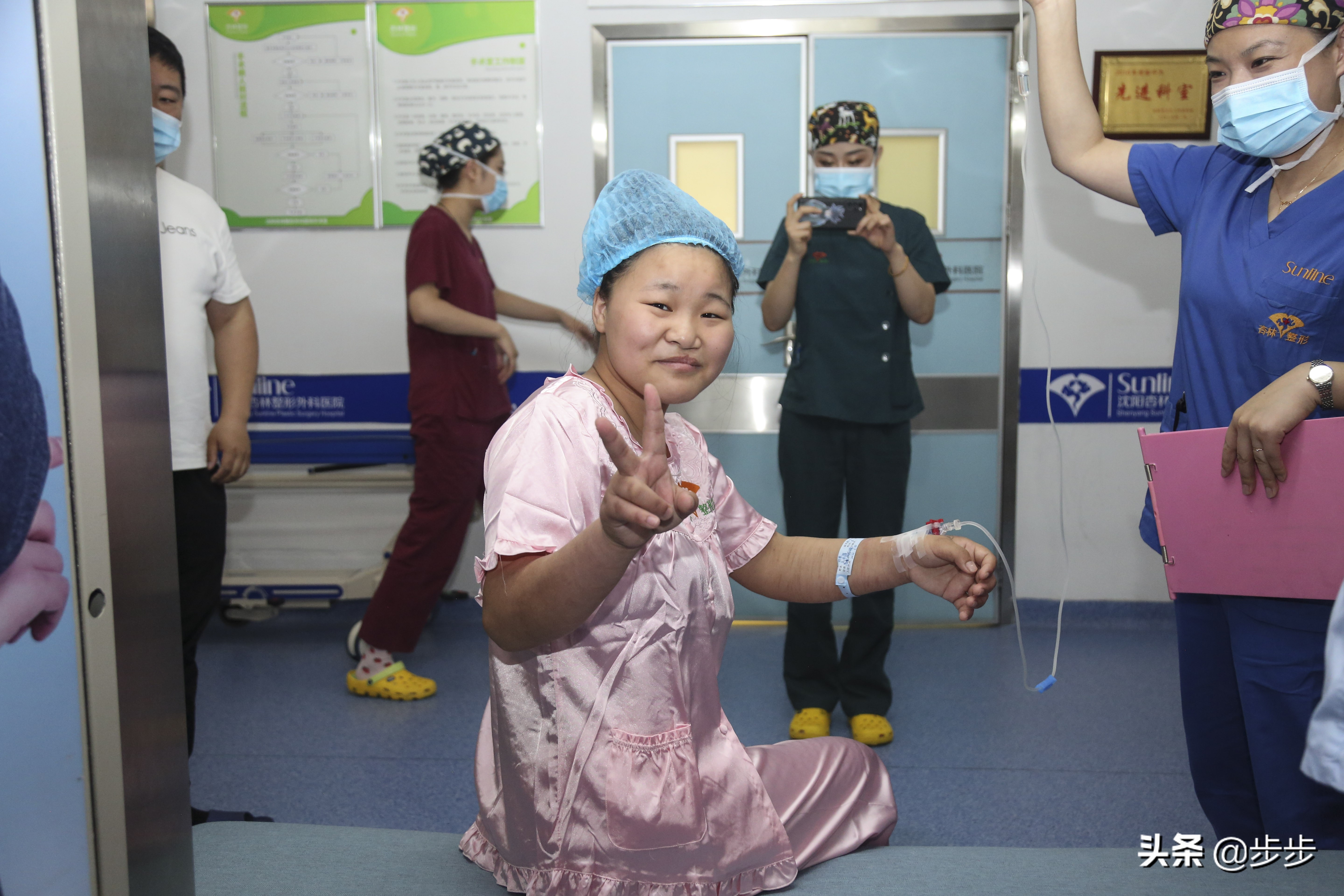 女孩因太丑出生被抛弃如今18岁“美”梦成真：用手术“改脸转运”