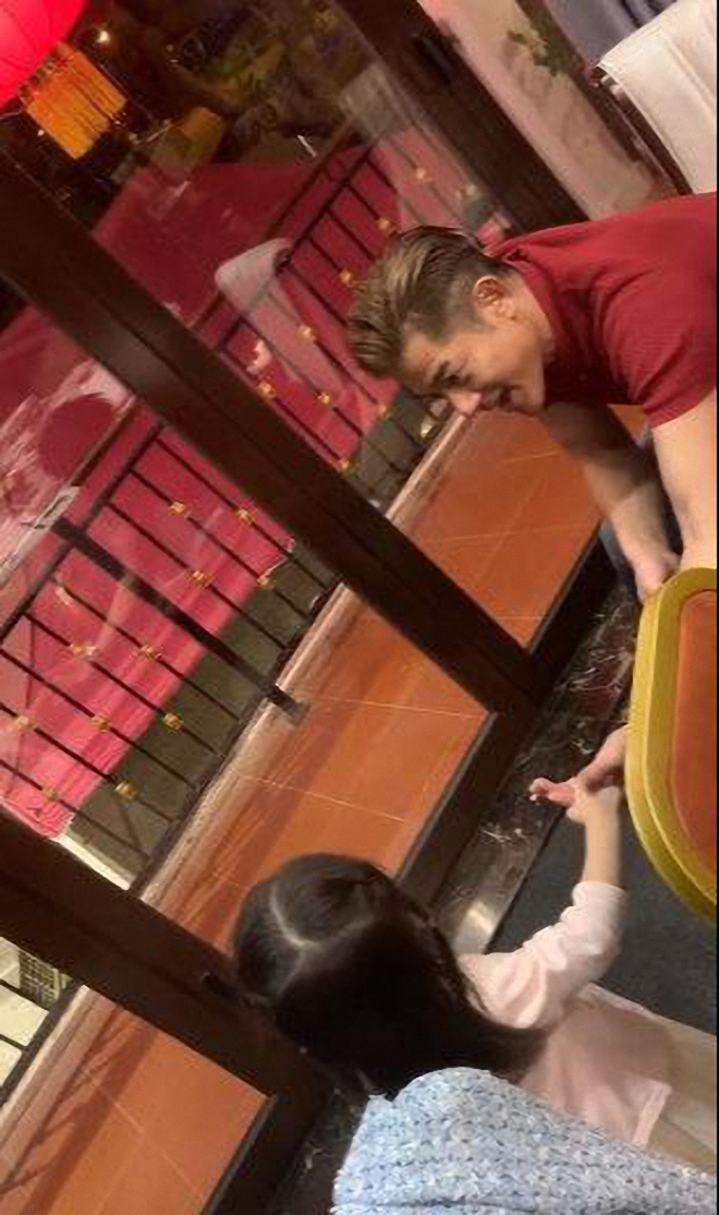 方媛穿白衬衫配黑伞裙,方媛穿修身裙秀辣妈身材