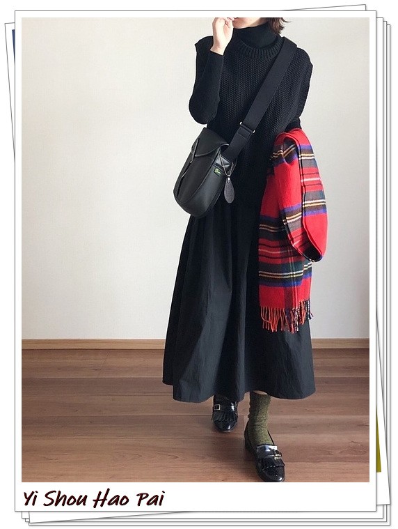 深色格纹围巾搭配啥颜色衣服,红色格纹围巾系法