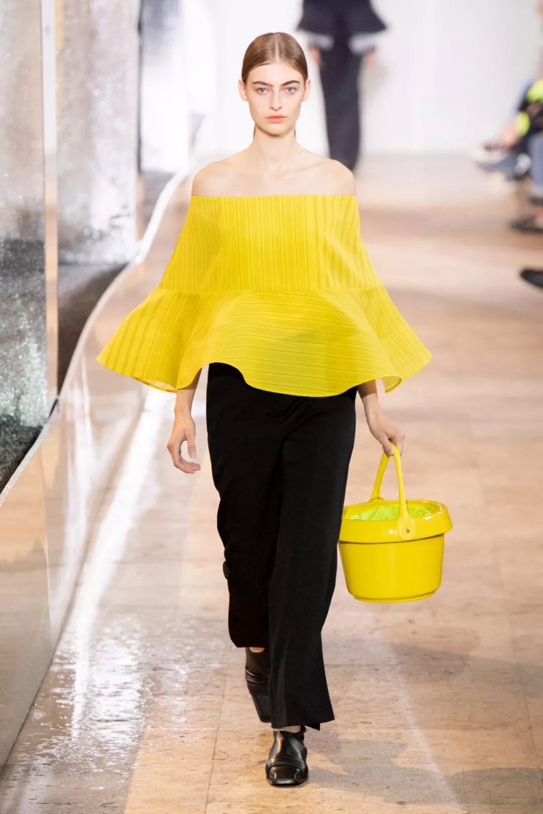 2020流行什么颜色的衣服,今年最流行的衣服颜色是什么颜色