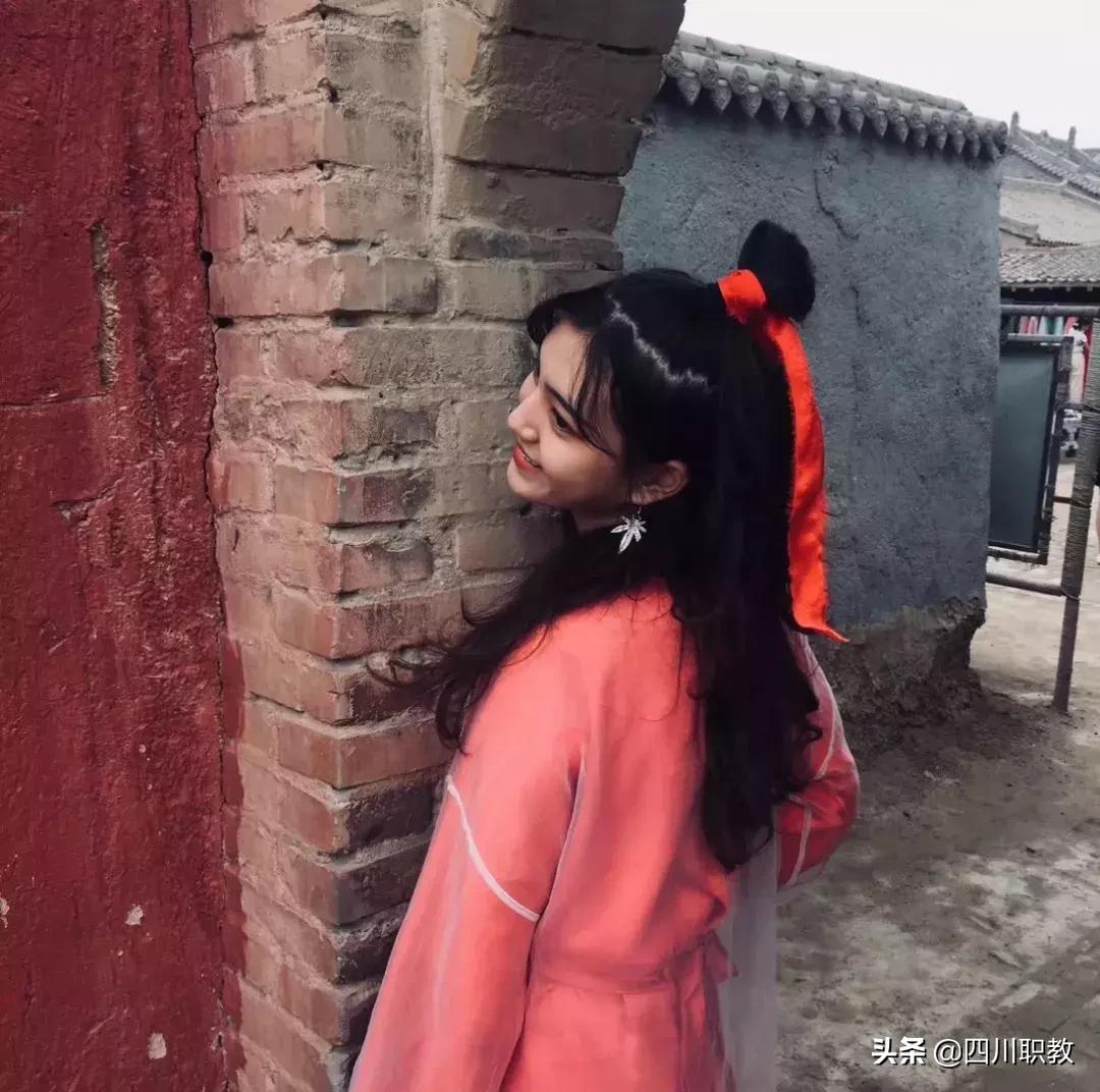 空姐登上成都世警会，西航版“迪丽热巴”颜值爆表