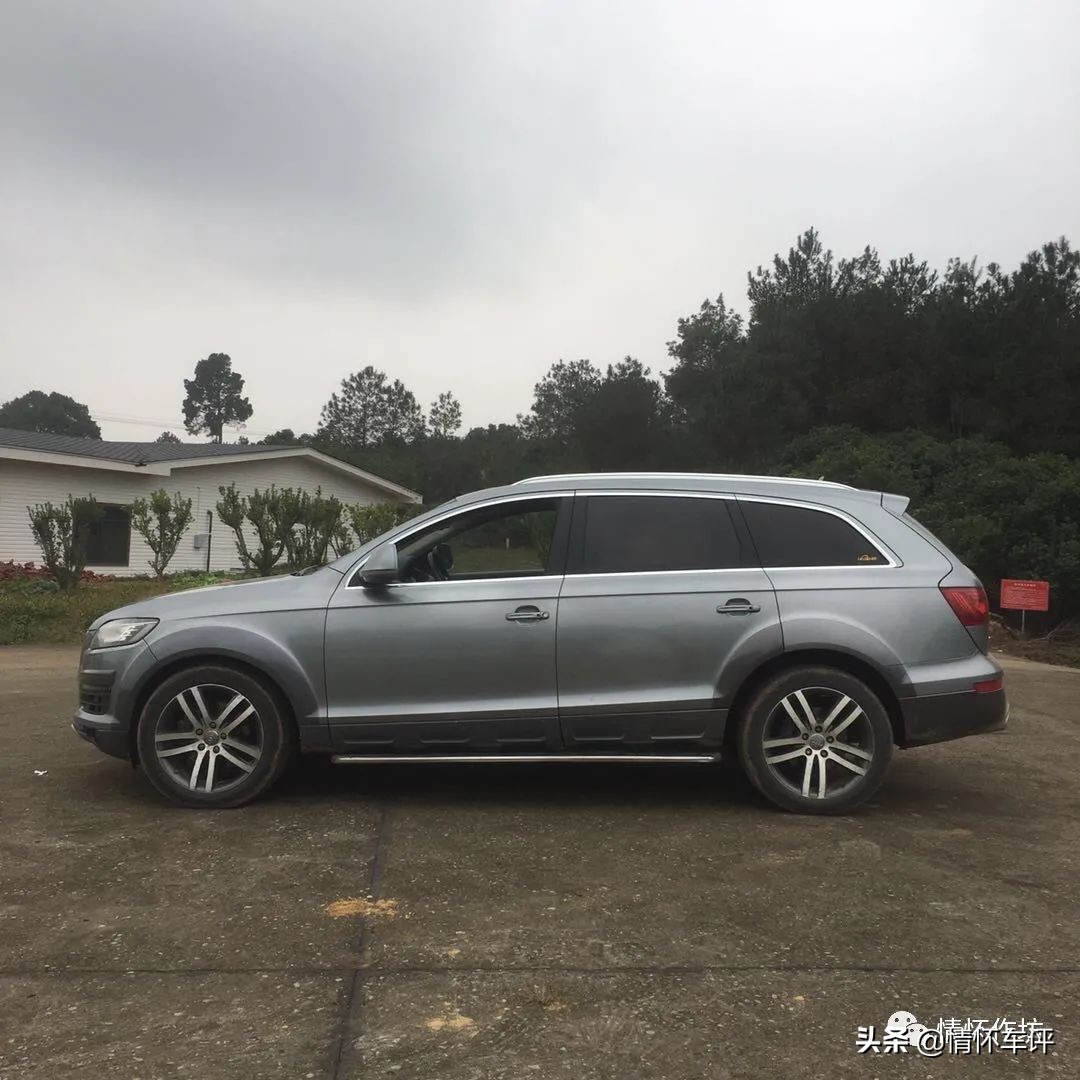 小伙买了一辆奥迪回村,小伙买了台7w的奥迪a7