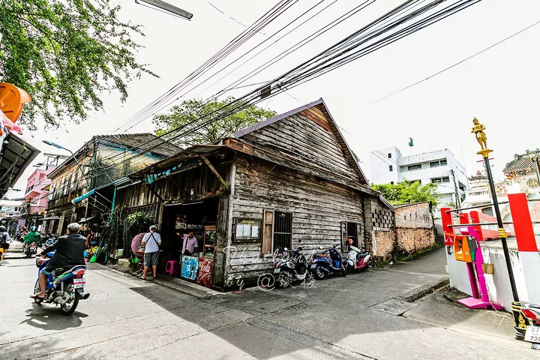 在泰国的“宝石之都”，珠宝街像菜市场，宝石摆地摊上出售