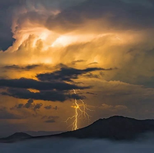 火山爆发+闪电，摄影师冒着生命危险拍下这些照片